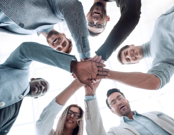 Equipo close up.business de pie en un círculo y doblaron sus manos juntas . — Foto de Stock