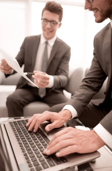 Close up.businessman digitando documento em um laptop — Fotografia de Stock