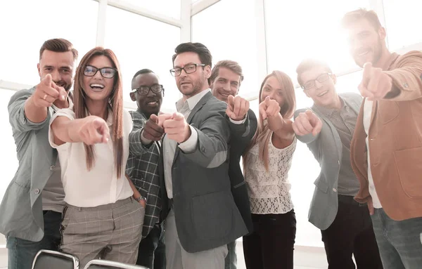 Grupo de jóvenes empleados que te señalan — Foto de Stock