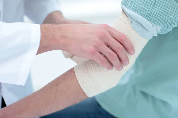 Closeup.doctor applying elastic bandage — Stock Photo, Image