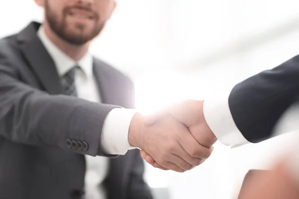 Dois colegas apertando as mãos após uma reunião de negócios — Fotografia de Stock