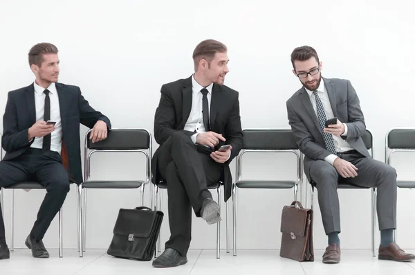 Mitarbeiter mit Smartphones auf dem Büroflur — Stockfoto