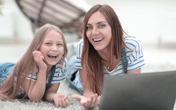 Usmívající se matka a dcera tráví svůj volný čas společně — Stock fotografie