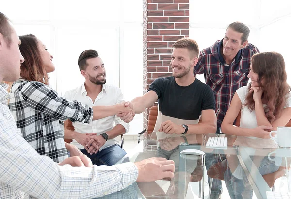 Händedruck der jungen Mitarbeiter — Stockfoto