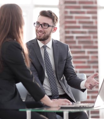 Coworking, yeni başlangıç fikir gösteren yaratıcı Yöneticisi