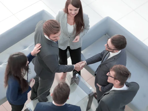 Pessoas, trabalho e conceito corporativo - reunião de equipe de negócios em de — Fotografia de Stock