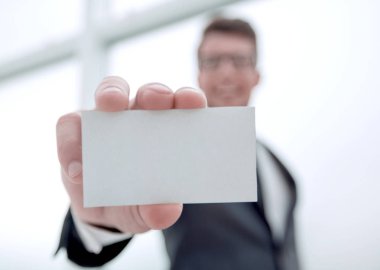 İş adamı boş bir kartvizit gösteriyor