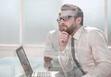 çalışan Resepsiyon ofiste otururken hayal.