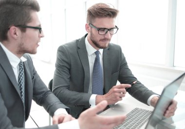yakın up.business meslektaşları masada oturan bir şey tartışmak.