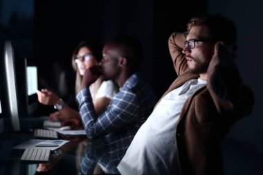 ofiste çalışma gece yorgun çalışanlar