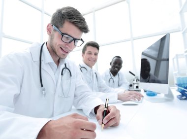 Bilim adamları laboratuvar masada oturan Grup