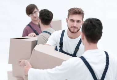 Beyaz zemin üzerine karton kutular erkeklerle teslim.