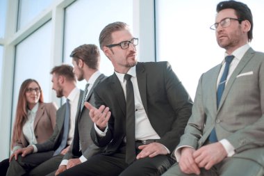 konuşuyor ve işaret belgili tanımlık pencere, oturdu çalışanlar yakınındaki.