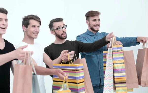 Grup alışveriş torbaları ile genç adam — Stok fotoğraf