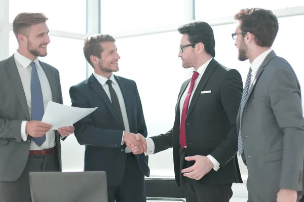 Handshake affärspartners stående på kontoret. — Stockfoto