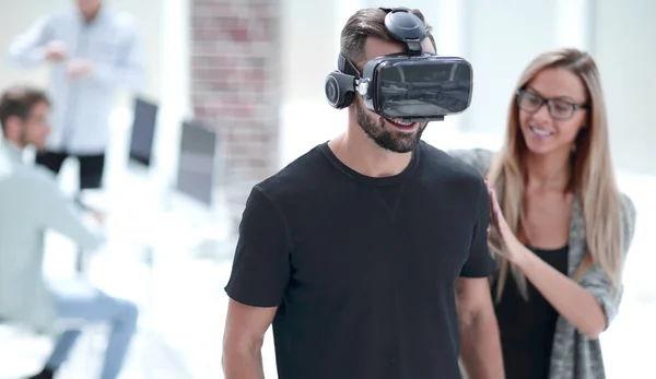 Pantalla digital con jóvenes con auriculares de realidad virtual — Foto de Stock