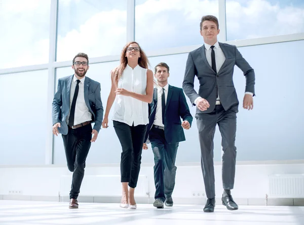 I full tillväxt. affärs team passerar genom hallen på kontoret. — Stockfoto