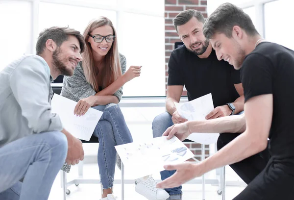 Equipo empresarial trabajando en un nuevo proyecto y sonriendo — Foto de Stock