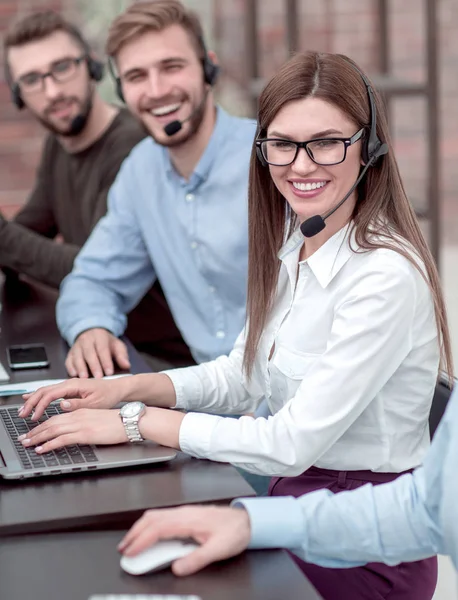 Close up.young call center pessoal sentado na mesa — Fotografia de Stock