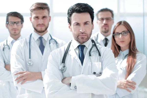 Portrait du médecin et du personnel médical debout dans le bureau — Photo