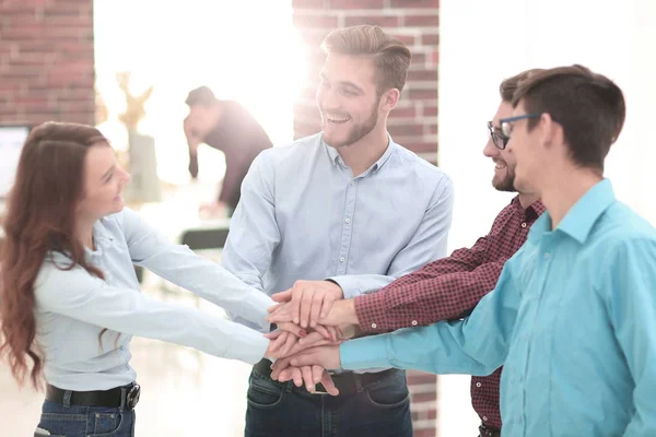 Grupo de personas manos juntas trabajo en equipo de asociación . — Foto de Stock