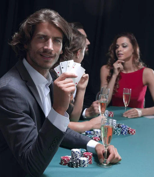 Gruppe finsterer Pokerspieler — Stockfoto