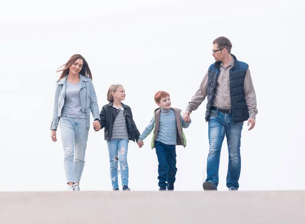 Gelukkig familie wandelen, elkaars handen vasthouden. — Stockfoto