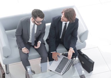 dizüstü bilgisayarda veri tartışırken iş arkadaşları.