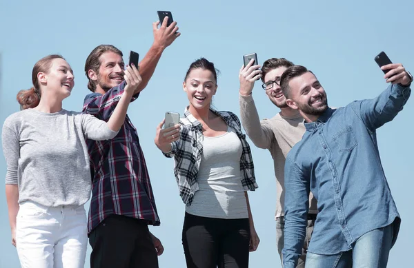 Grupa młodych ludzi robi sobie selfie. — Zdjęcie stockowe