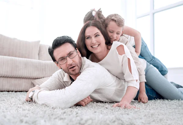 Família feliz em casa passar o tempo juntos — Fotografia de Stock