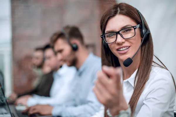 Stäng up.call center anställd pekar på dig — Stockfoto