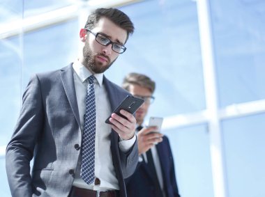 iki iş adamları ile akıllı telefonlar