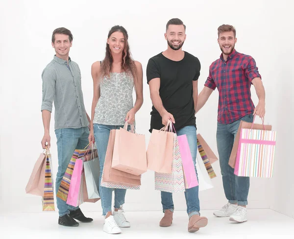 Grupo de jovens segurando seus sacos de compras — Fotografia de Stock