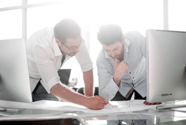 Imagem de fundo. arquiteto discutir desenhos no escritório — Fotografia de Stock