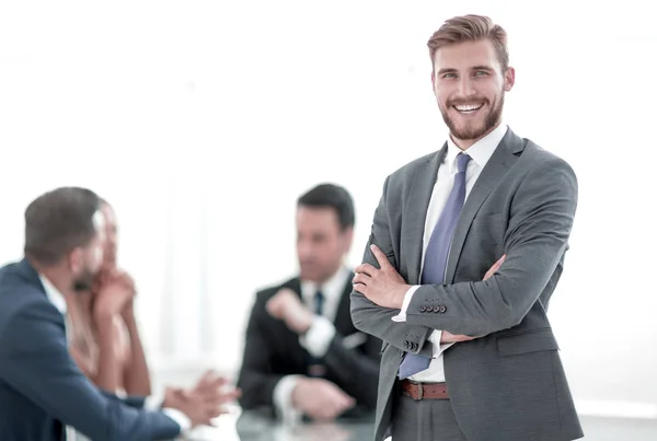 Fundersam ung affärs man som står på kontoret — Stockfoto