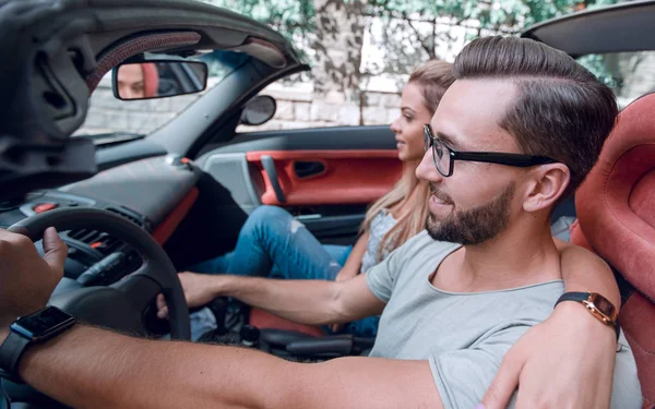 Casal feliz dentro do carro conversível em viagem de um dia — Fotografia de Stock