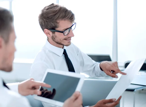 Equipo de dos empresarios discutiendo nuevo proyecto usando tableta y dokuments en la oficina . — Foto de Stock