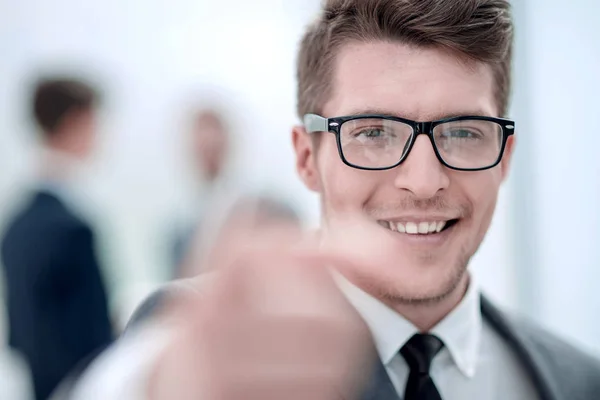 Close up.careful joven hombre de negocios en un fondo borroso . —  Fotos de Stock