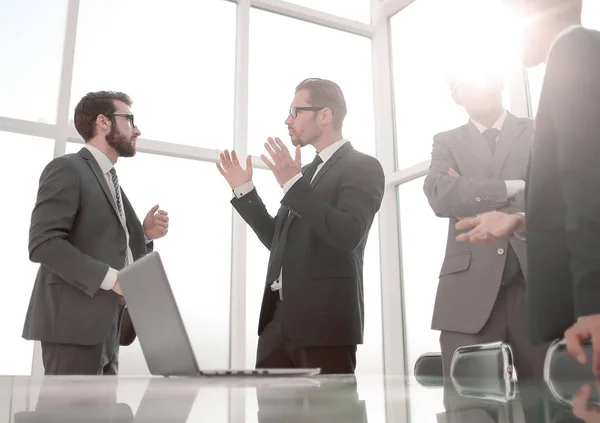 Business team stående i kontoret av Businesscenter — Stockfoto