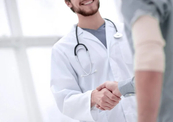 Patient schüttelt seinem Arzt die Hand — Stockfoto