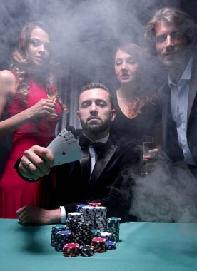 Mutlu bir şirket bir zafer Poker şampanya ile kutluyor.