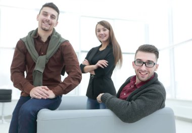 iş yerinde genç profesyoneller