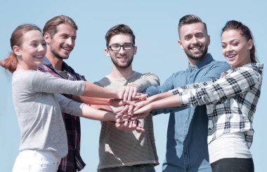 bir grup genç insan onların birlik gösterir.