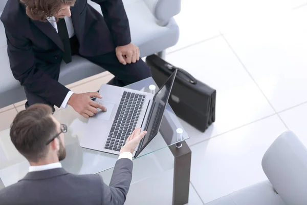 Geschäftsleute sprechen über Treffen im Büro — Stockfoto