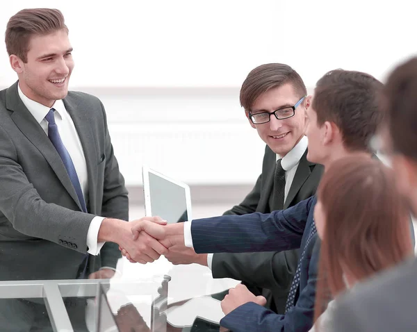 Handskakning affärspartner vid ett möte — Stockfoto