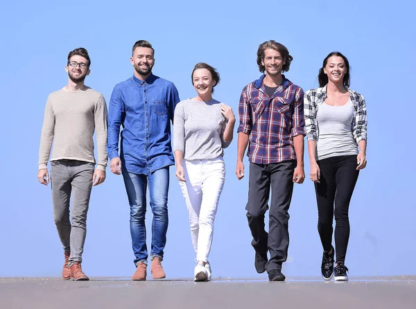 Equipe de amigos confiantes ir em frente — Fotografia de Stock