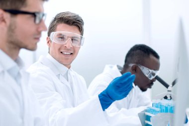 Bir grup bilim adamı yeni başarıları tartışıyor.