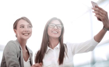 iş arkadaşları selfies parlak bir ofiste al.