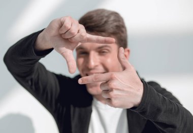 Modern adam ellerini tarafından kurulan çerçeve içine benziyor.