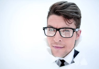 Genç işadamı kağıttan bir duvarı yıkıyor.